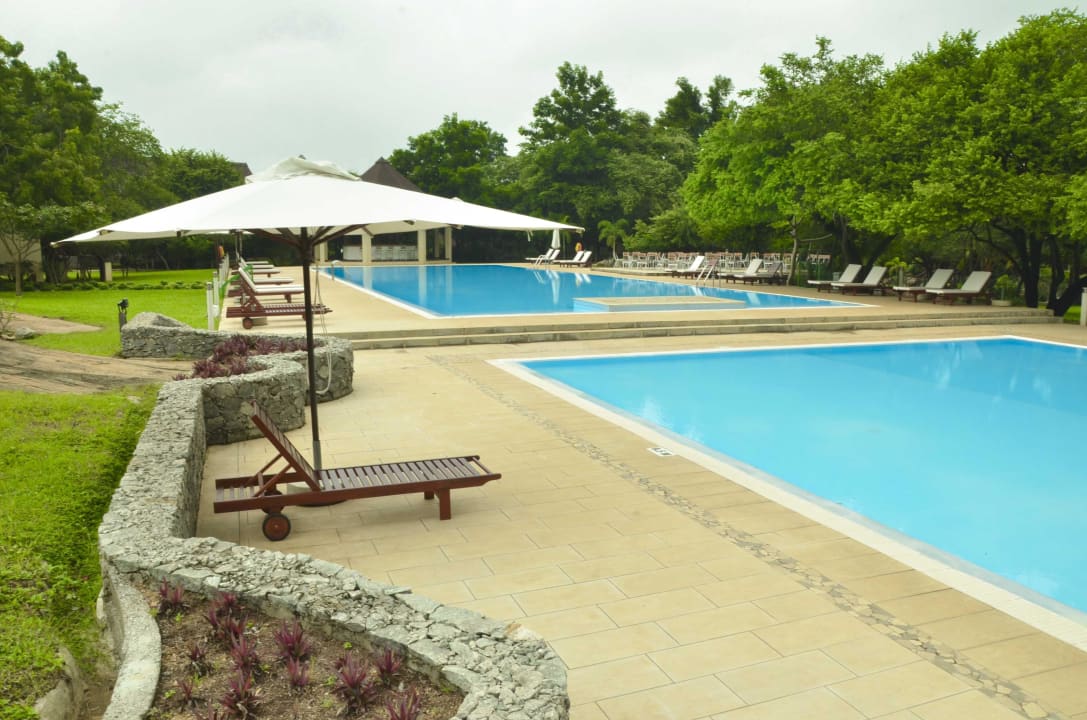 Swimming pool Occidental Paradise Dambulla