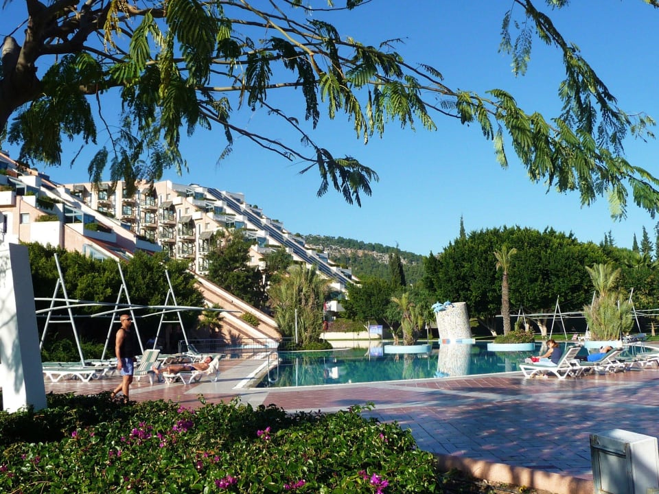 Blick über einen Pool zum Haupthaus Limak Limra Hotel & Resort