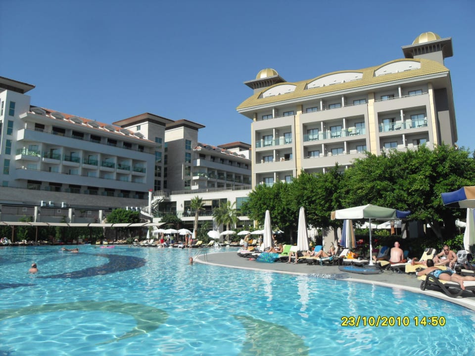 An der Poolanlage Aydinbey Kings Palace & Spa