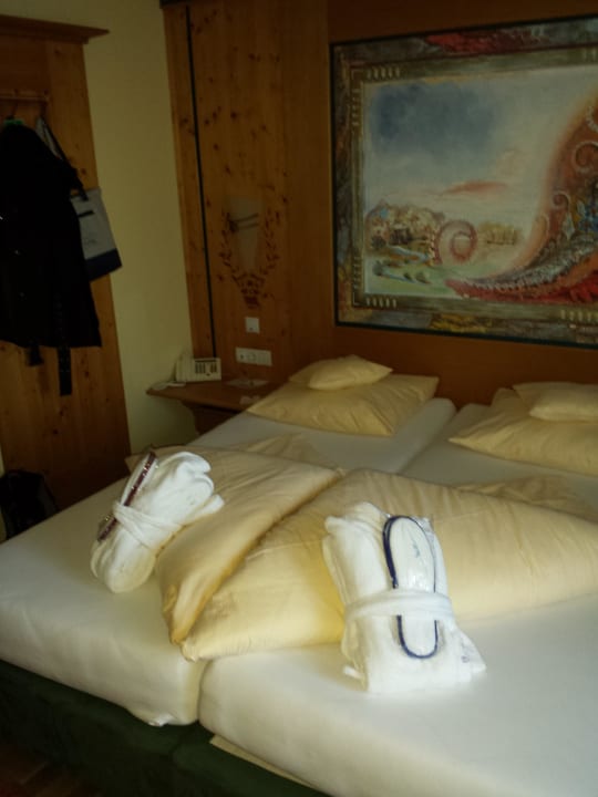 Schön drapierte Betten  Schlosshotel Lacknerhof