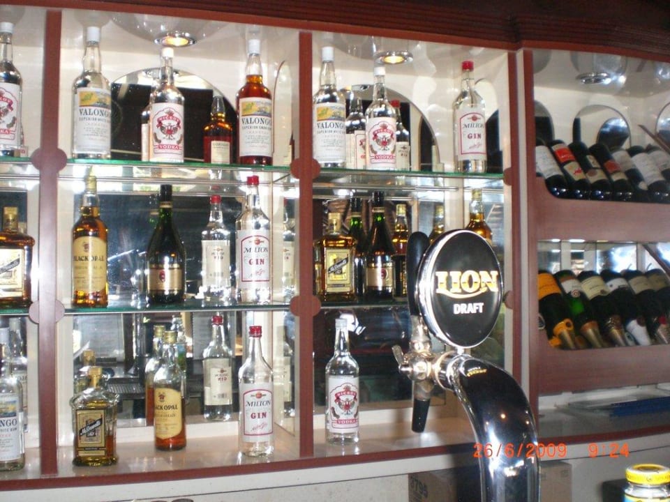 Die rechten 3 sind AIkohol Summer Island Maldives