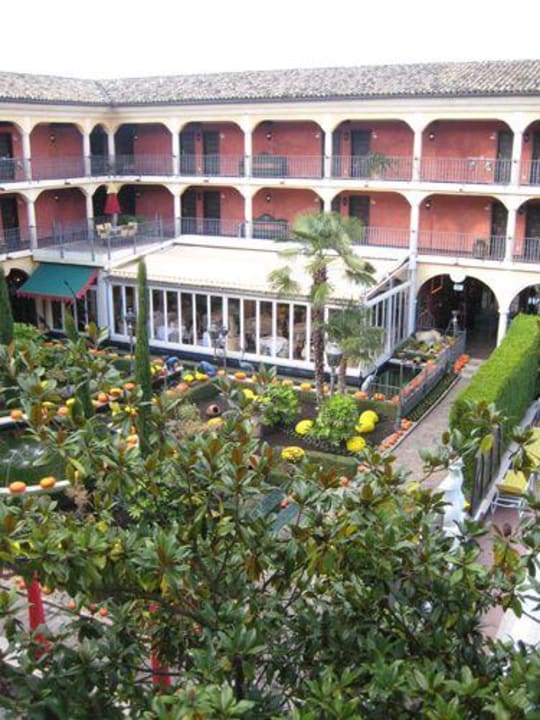 Blick in Innenhof und Wintergarten des Restaurants Hotel El Andaluz Europa-Park