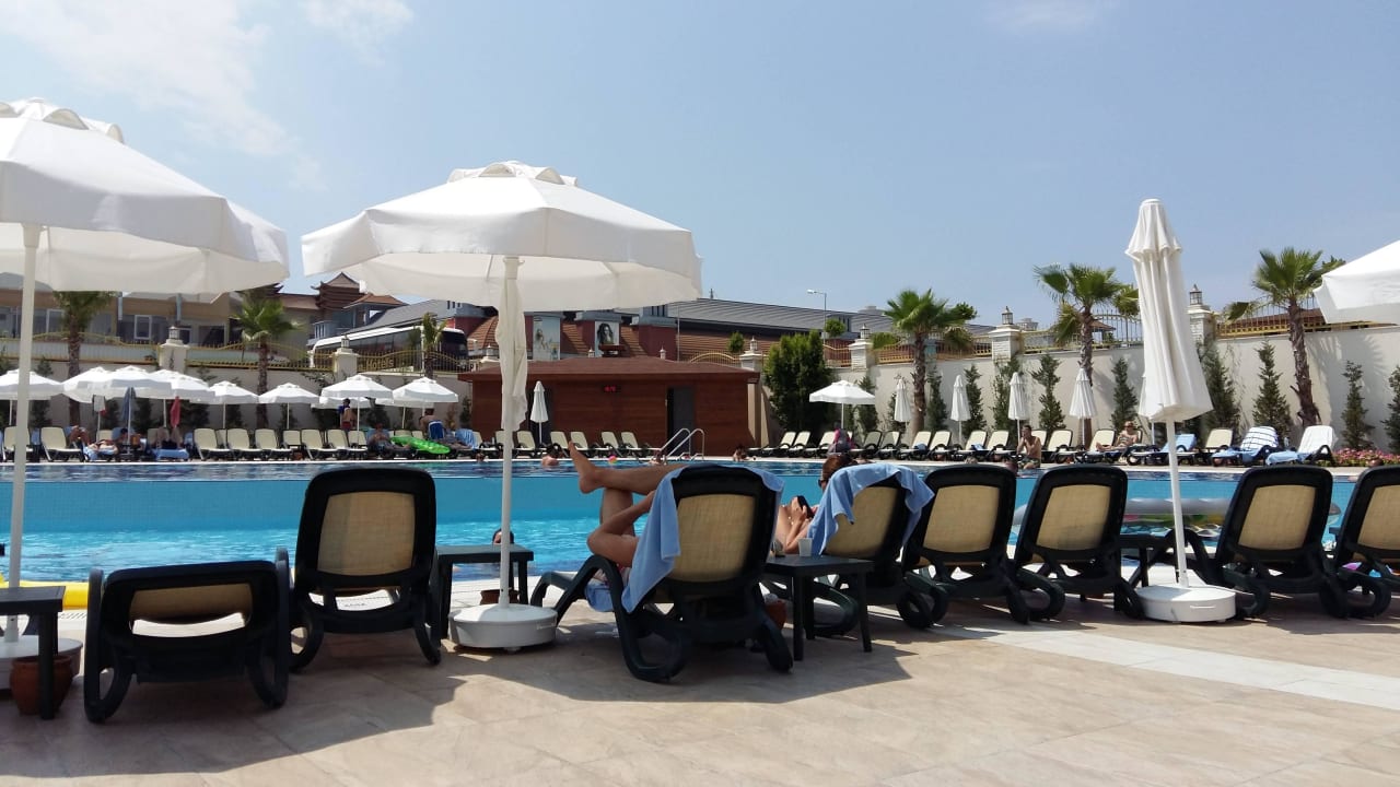 Pool hinter dem Hauptrestaurant Well Palace Side