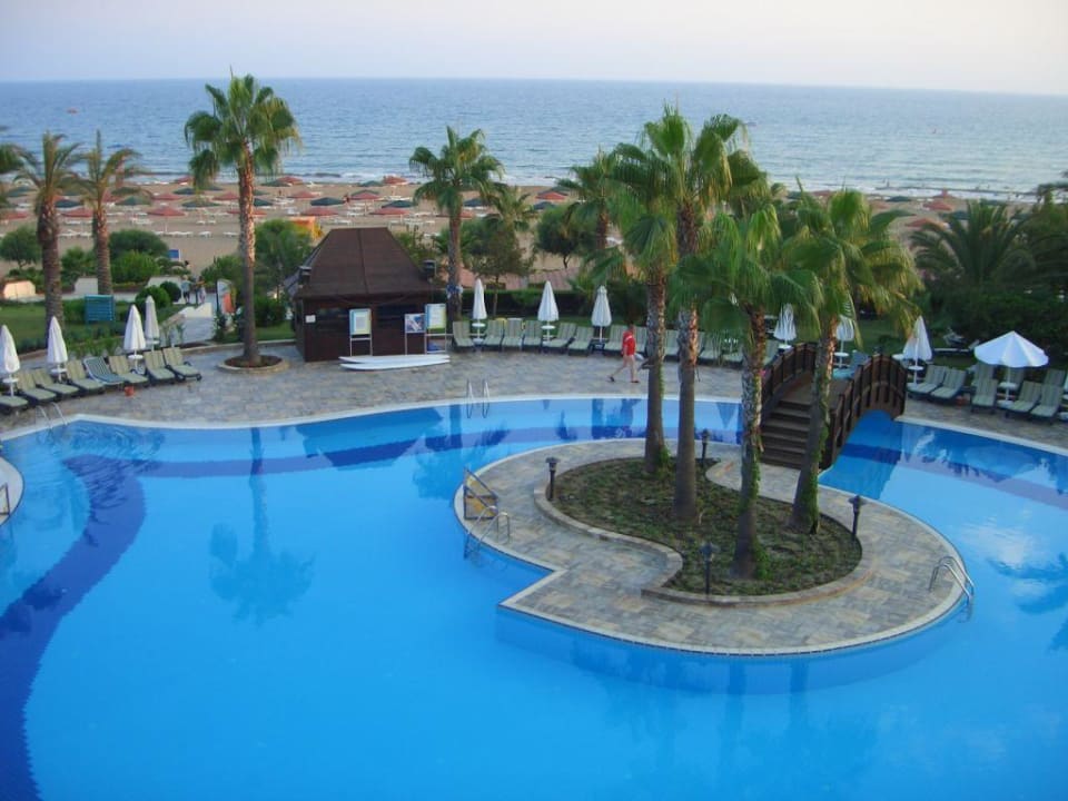 Pool Kamelya Aishen Club