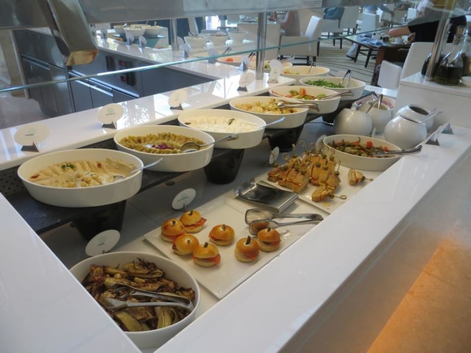 Humus, Artischoken, Brötchen mit Lachs... The St. Regis Saadiyat Island Resort, Abu Dhabi