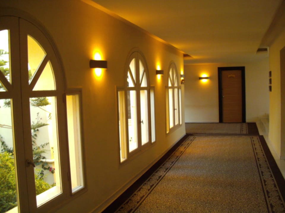 Ein Gang im Hauptgebäude mit den Teppichen TUI MAGIC LIFE Penelope Beach