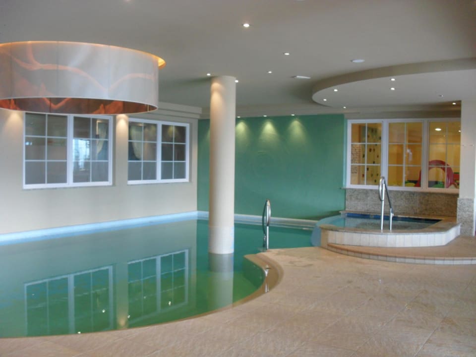 Hallenbad mit Whirlpool Hotel Chalet Mirabell