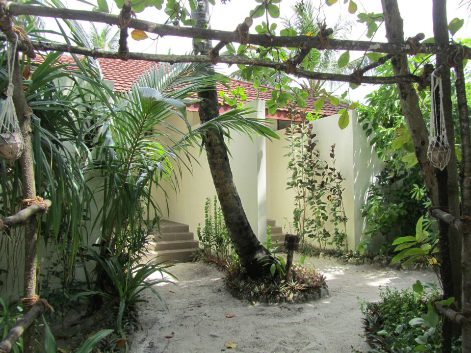 Weg zum Bungalow ROBINSON MALDIVES