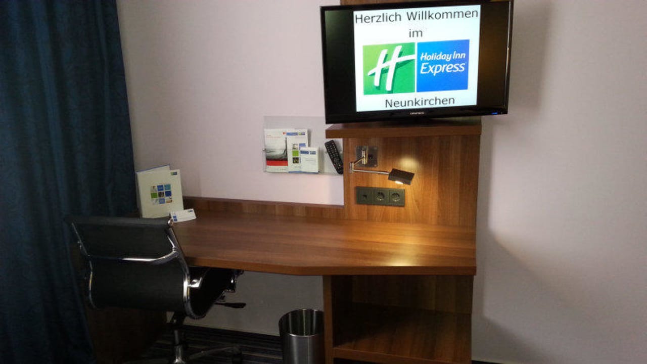 Schreibtisch und TV Holiday Inn Express Neunkirchen