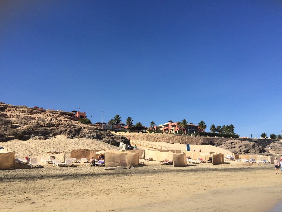 Blick vom Meer auf Stand und Hotel H10 Tindaya