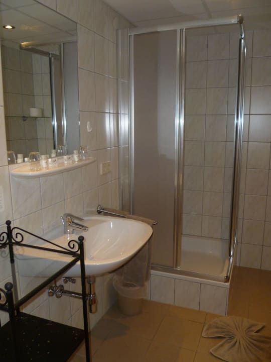 Bad mit Dusche, WC Hotel-Pension Melcher