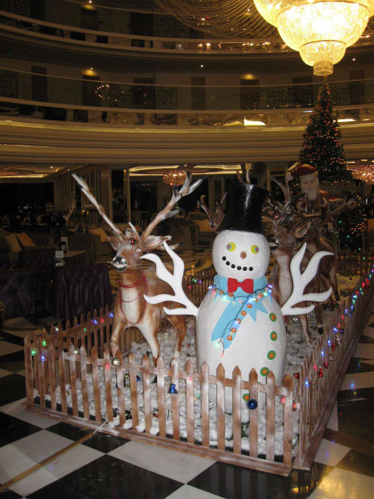 Schneemann mit Rentier Hotel Delphin Imperial