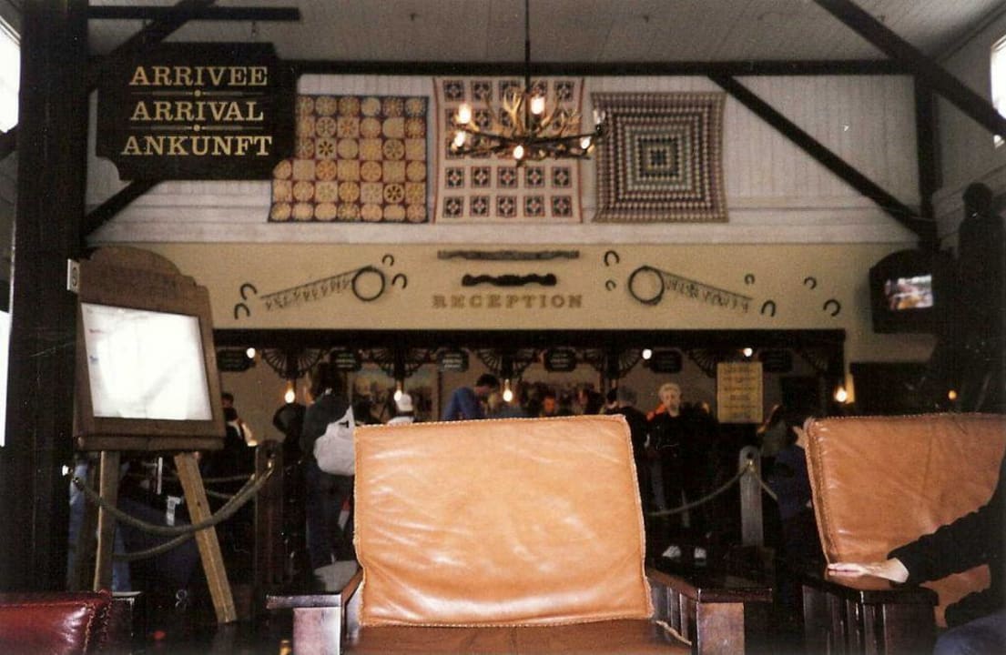 Rezeption  Disney's Hotel Cheyenne