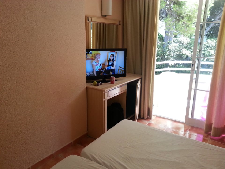 TV und Schreibtisch Prinsotel La Pineda