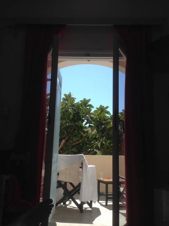 Blick von zimmer auf balkon Hotel Strogili