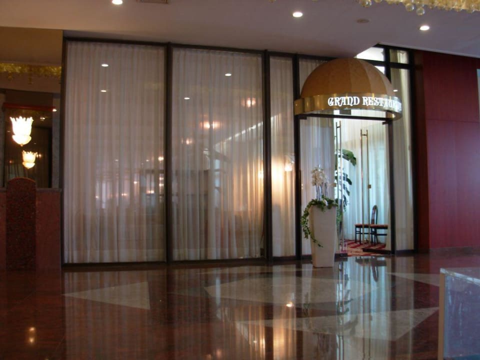 Eingang zum Hotel-Restaurant Grand Hotel Bernardin