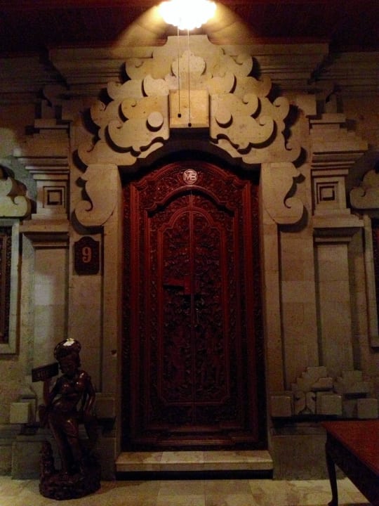 Eingangstür zum Bungalow Hotel Matahari Beach Resort & Spa