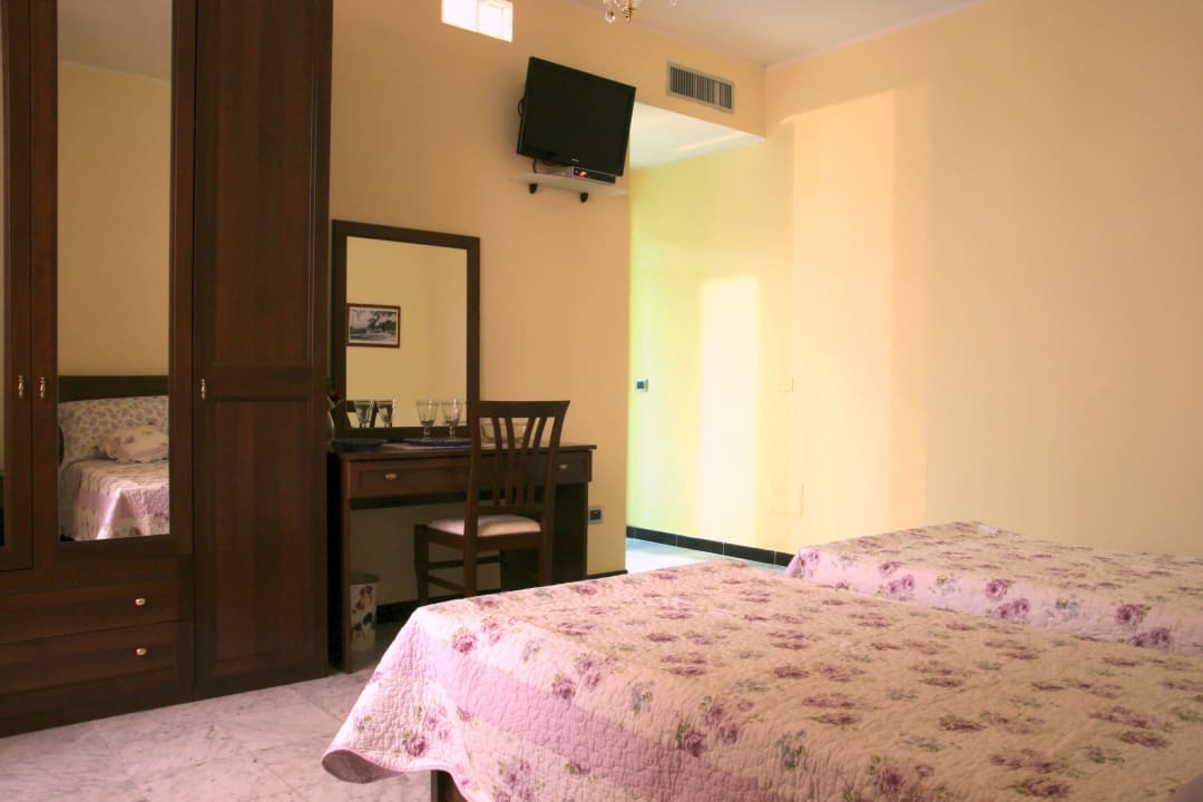 Camera A matrimoniale con bagno esclusivo Guesthouse Petit Tresor