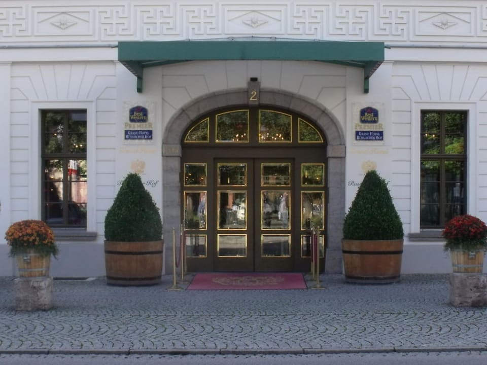 Eingang Best Western Premier Grand Hotel Russischer Hof