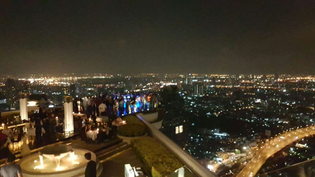 Blick auf die Skybar Tower Club At Lebua