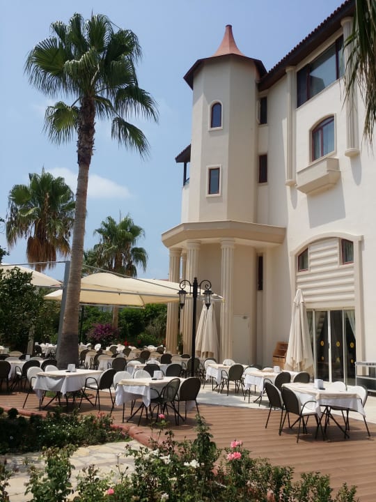 Restaurant draußen  Bella Resort & Spa