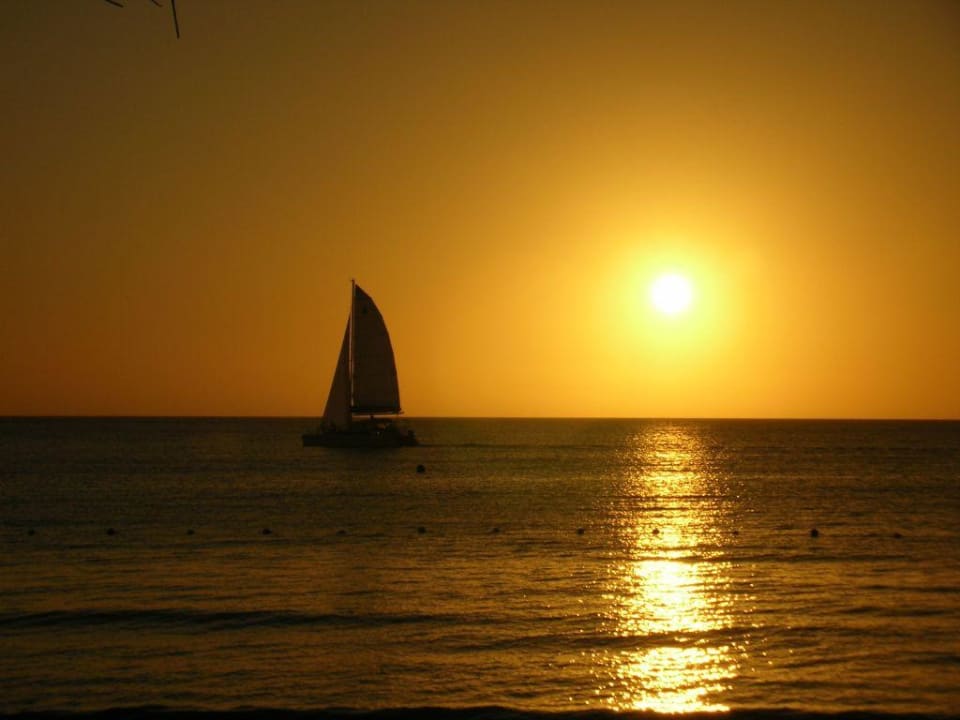 Sonnenuntergang am Hotelstrand Sunset at the Palms Resort - Adults Only