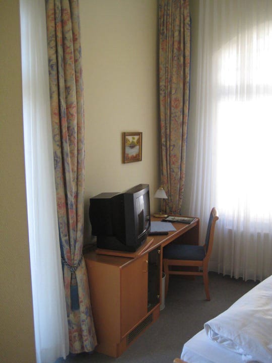 Blick auf den Schreibtisch mit TV und Stuhl Hotel Imperial Binz