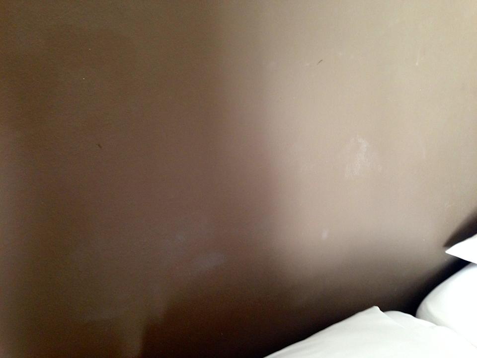 Flecken an der Wand überm Bett Hotel Cosmos