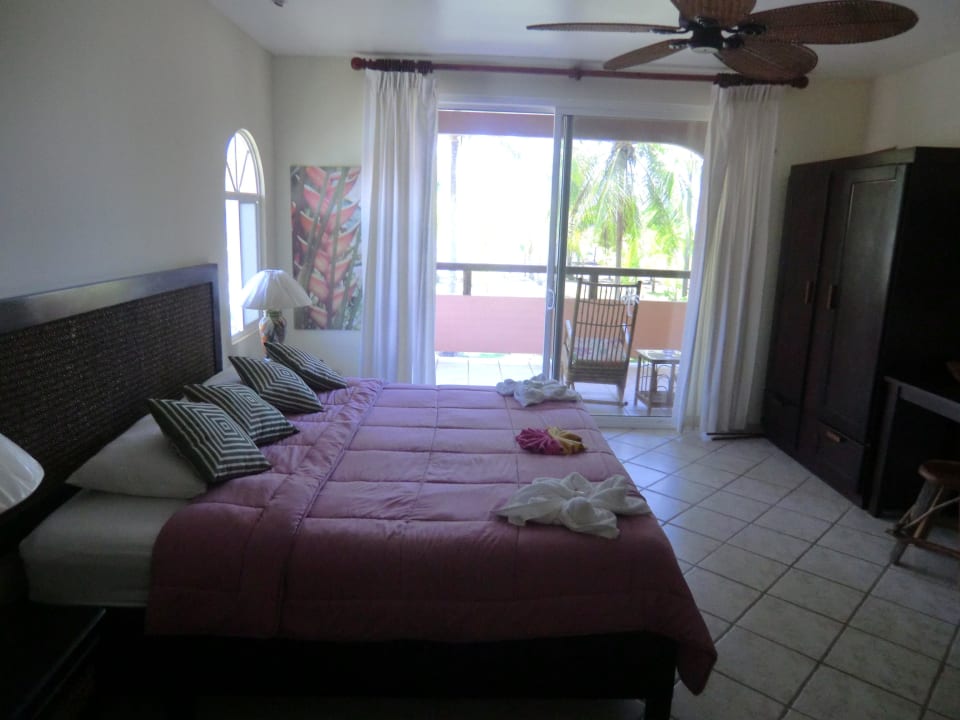 Das Schlafzimmer der Suite mit eigenem Balkon Cocomar Residences & Beachfront Hotel