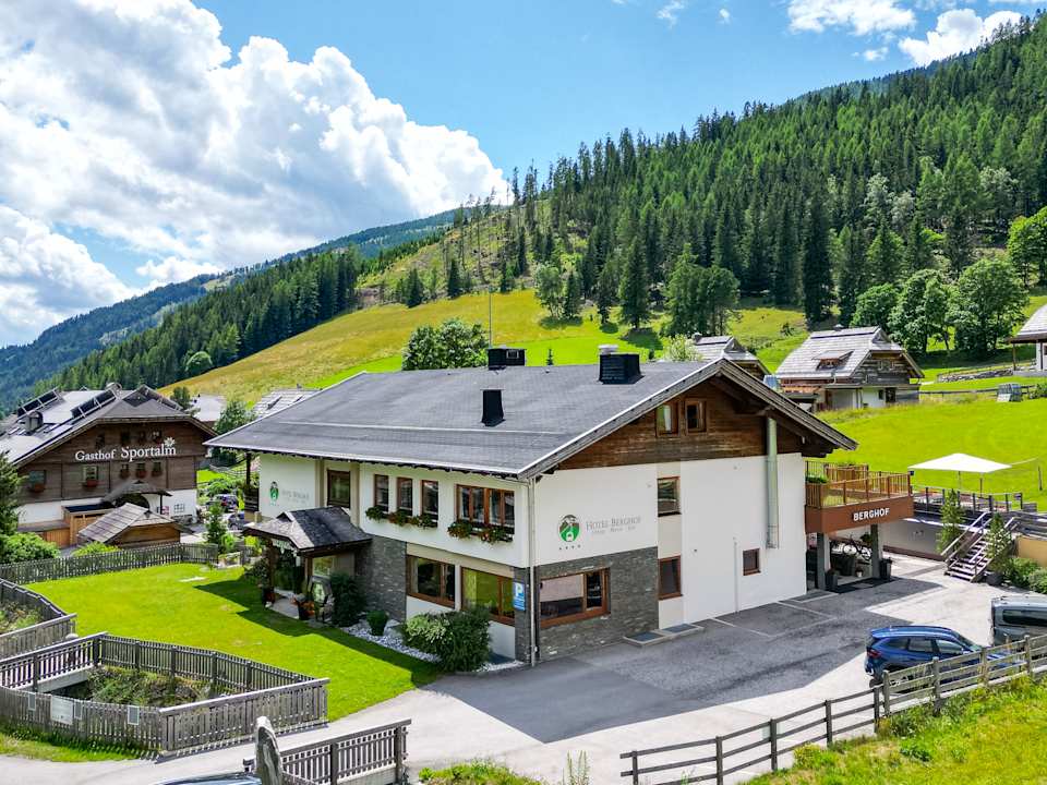 Außenansicht Schi- und Wanderhotel Berghof