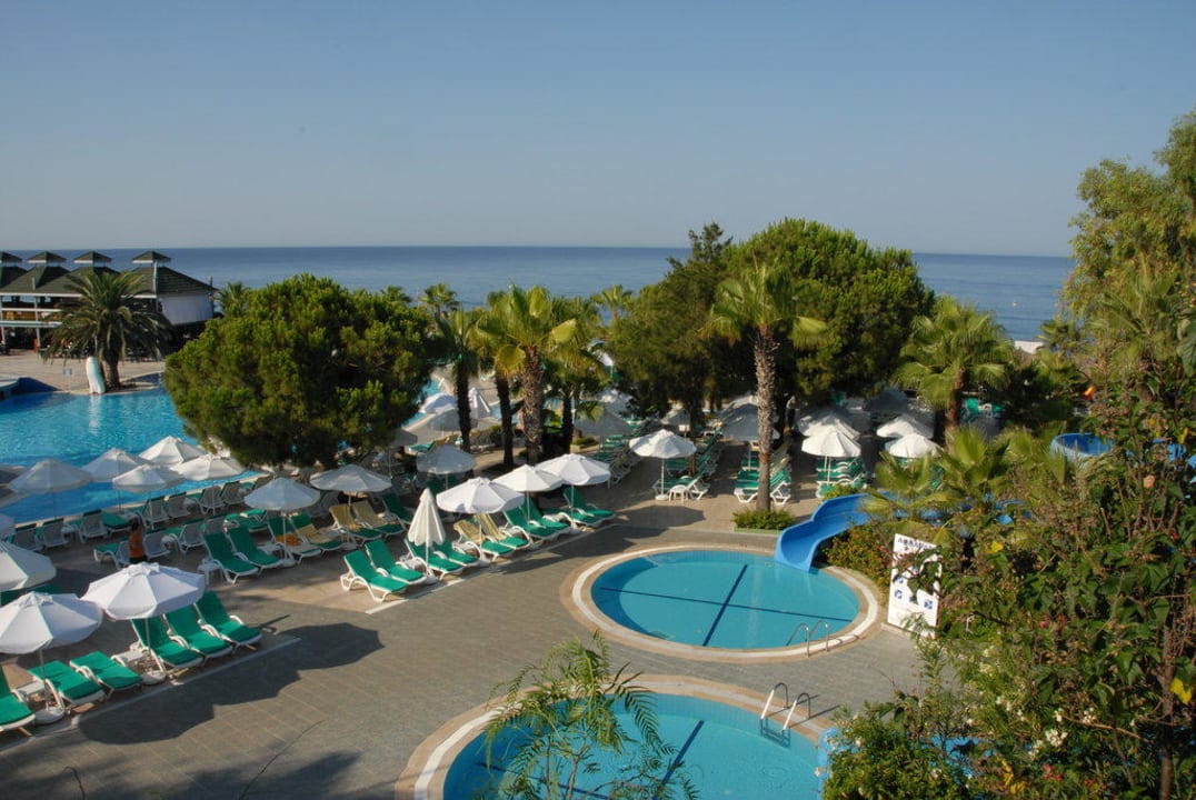 Blick auf Pool und Meer Botanik Hotel & Resort