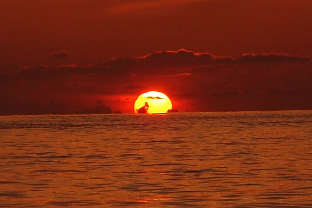 Sonne versingt im Wasser Kuramathi Maldives