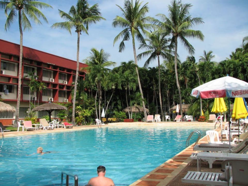 Schwimmingpool. Basaya Beach Hotel & Resort