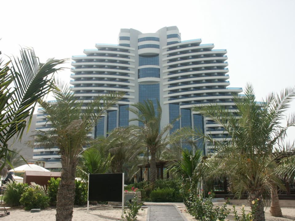 Hotelansicht vom Strand Hotel Le Meridien Al Aqah Beach Resort