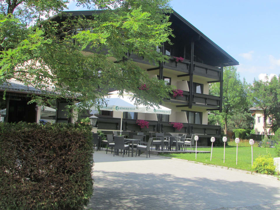 Sitzmöglichkeit vor dem Hotel Dahoam by Sarina - Hotel & Suites