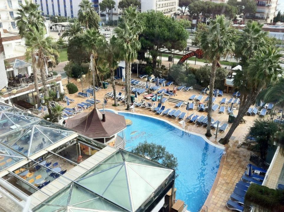 Vom Fahrstuhl  aus fotografiert. Aussicht auf den Pool Hotel Indalo Park