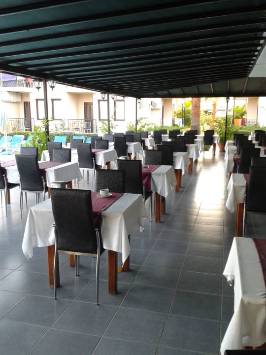 Morgens 19.30 Uhr Frühstücksterrasse Hotel Nazar Garden