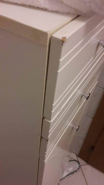 Kaputtes Mobiliar im Bad Hotel Kohlerhof