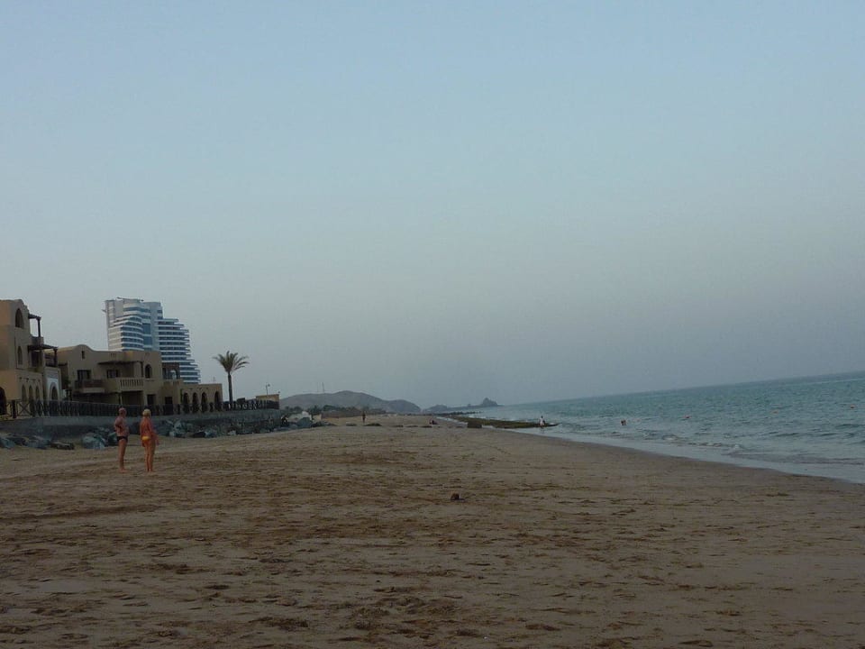 Strand - Blick nach links Miramar Al Aqah Beach Resort