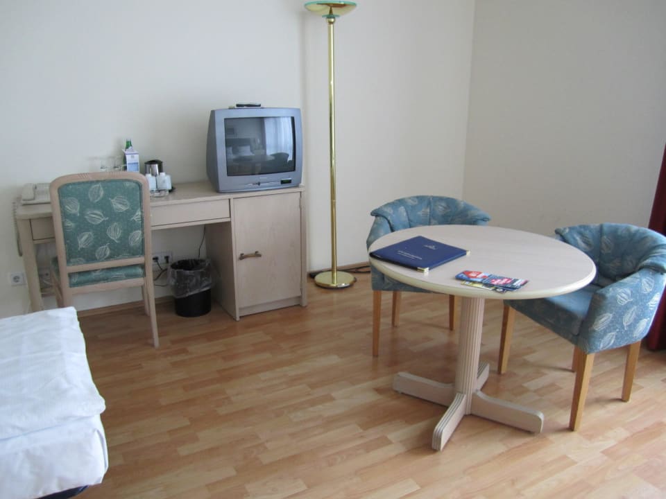 Nett eingerichtet, kleiner Fernseher Hotel Schloss Köpenick by Golden Tulip