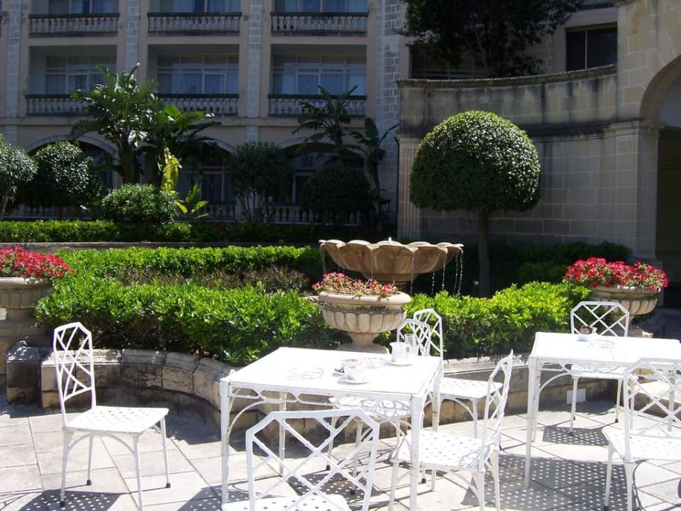 Die "Raucherecke" vor dem Hotel Corinthia Palace Hotel & Spa