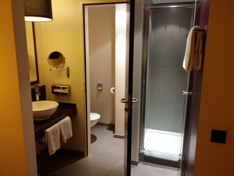 Badezimmer (Zimmer 403) Leonardo Hotel Berlin