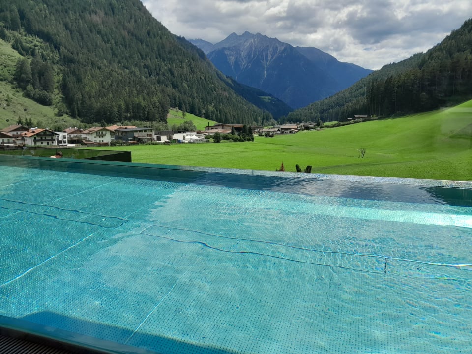 Pool Hotel Schwarzenstein