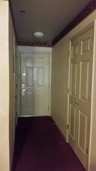 Eingangstür mit Schrank rechts Hotel Yosemite View Lodge