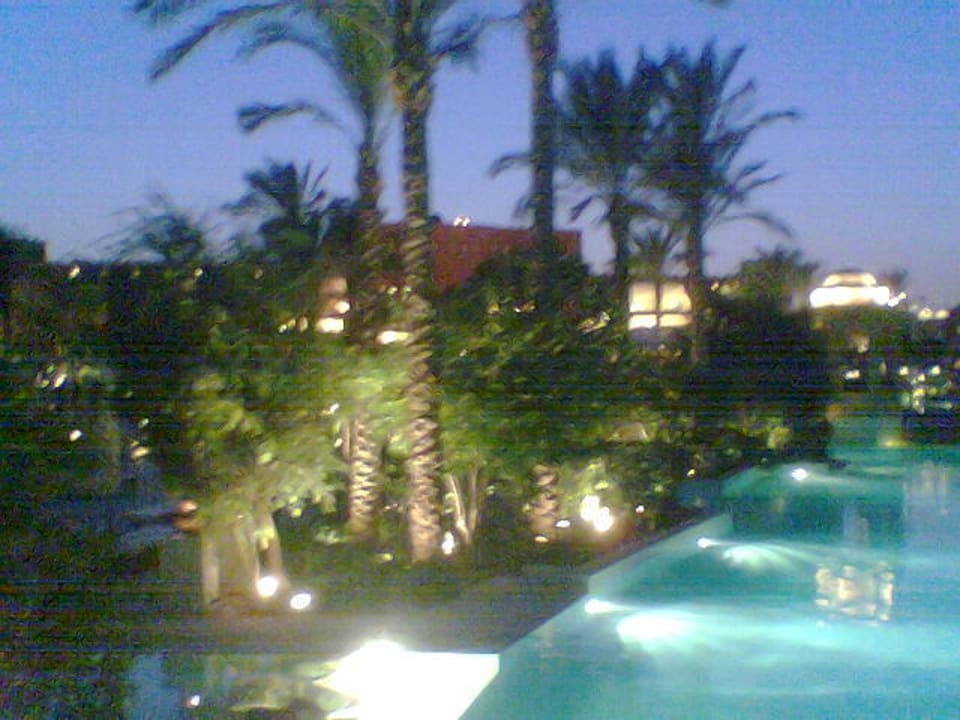 pool,Palmen und etwas hotel Makadi Palace