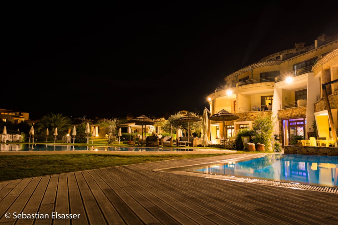 Hotel bei Nacht Hotel Resort & Spa Baia Caddinas