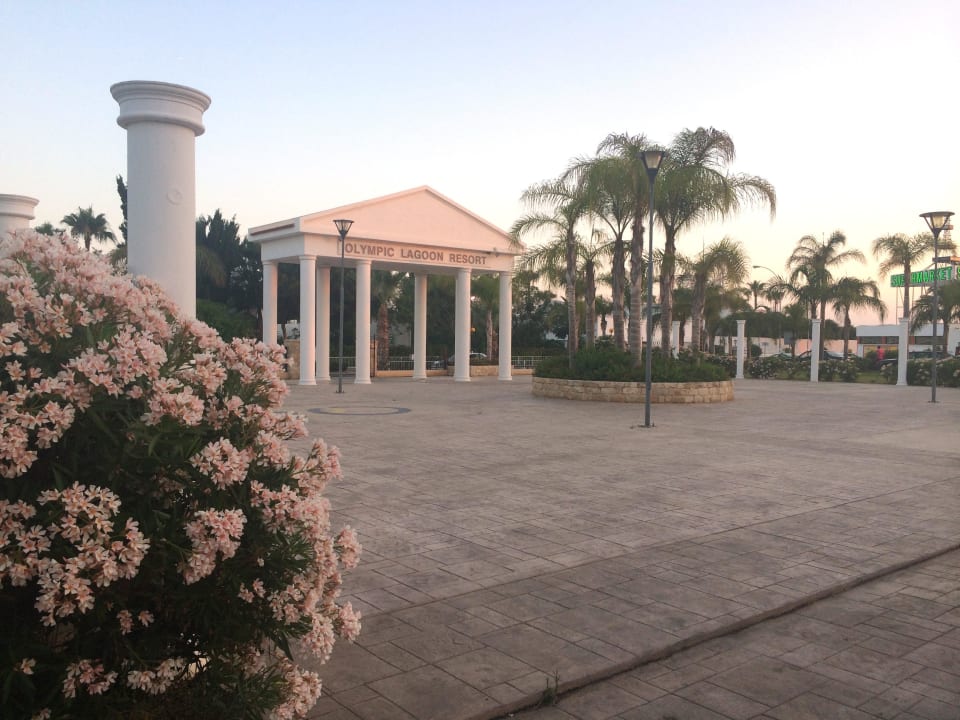 Hinterer Eingang ins Olympic Lagoon Resort Hotel Kanika Olympic Bay