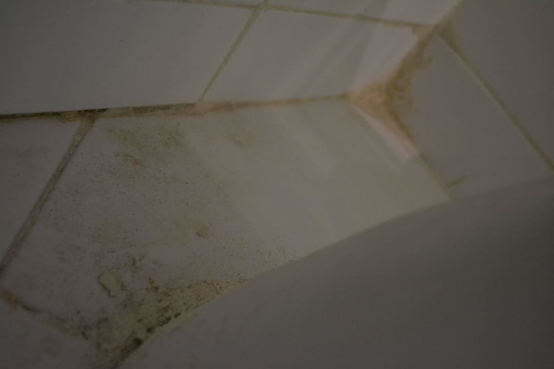 Schmuddeliges Badezimmer im ganz neuen HOTEL One Resort Aqua Park & Spa