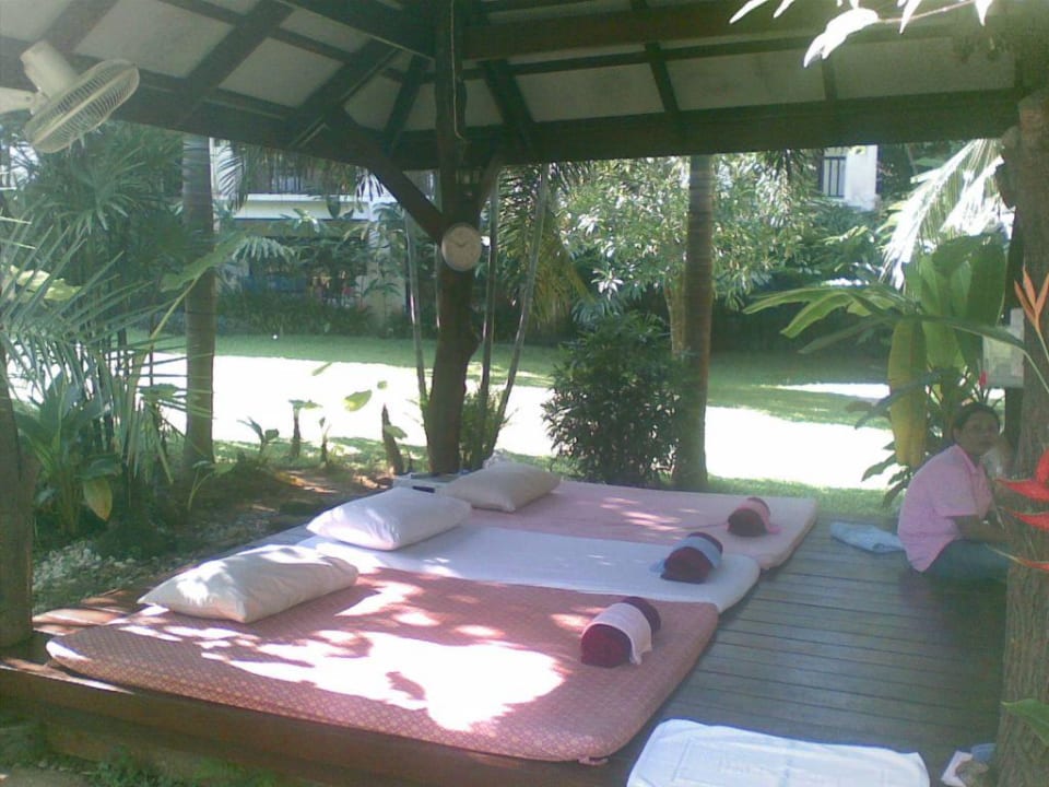 Massage The Leaf on The Sands by Katathani