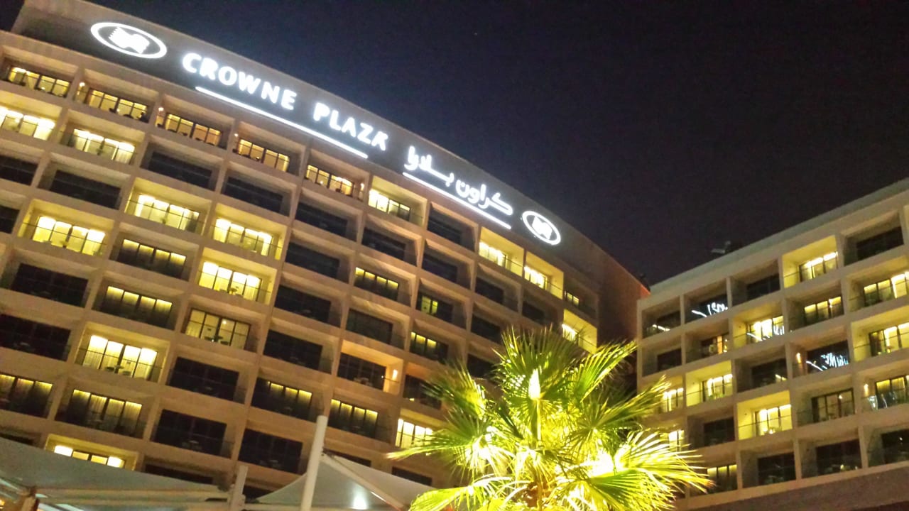 Blick vom pool nach oben Crowne Plaza Hotel Yas Island